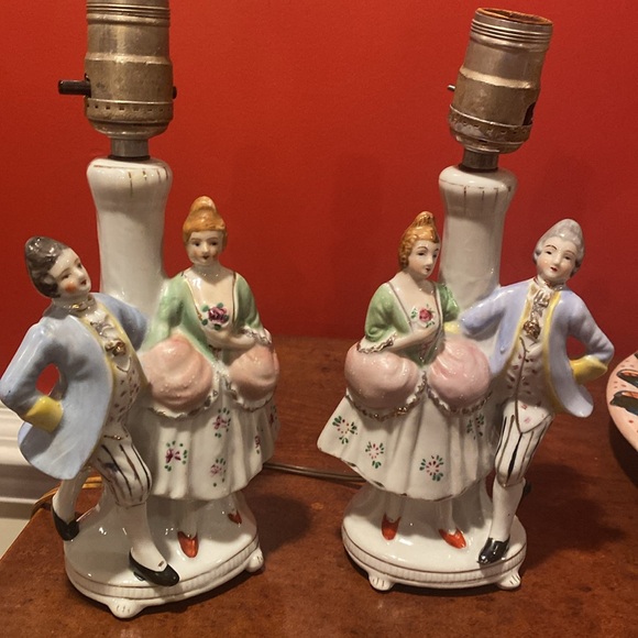 Vintage 40’s-50’s Boudoir lamps, porcelain Victorian figures made in Japan. - Picture 3 of 17
